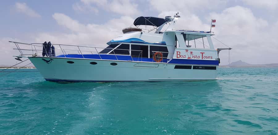 Boa Vista: Motoryacht Trip with Fishing, Snorkel, Beach BBQ - Key points at a glance