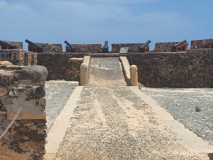 Boa Vista: Motoryacht Trip with Fishing, Snorkel, Beach BBQ - The beach BBQ and drink service