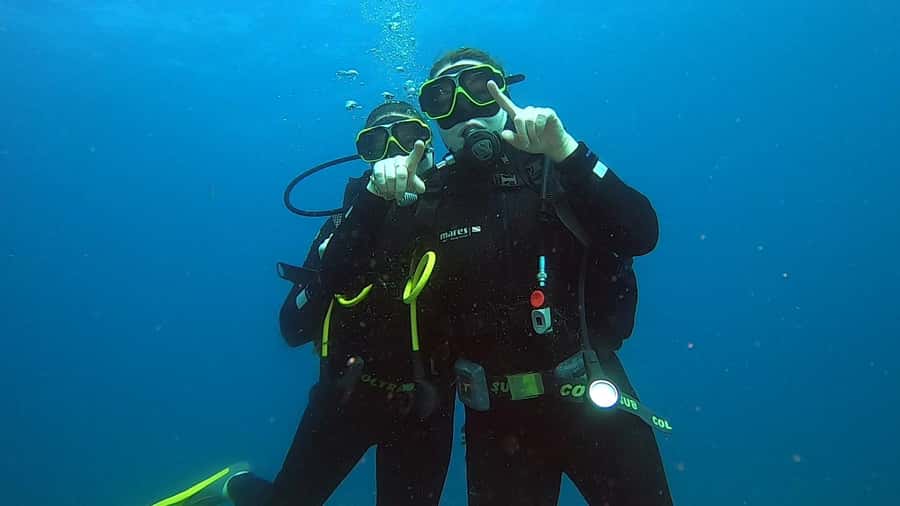 Discover Scuba Diving Program for Beginners - The first lesson: gear, theory, and hand signals