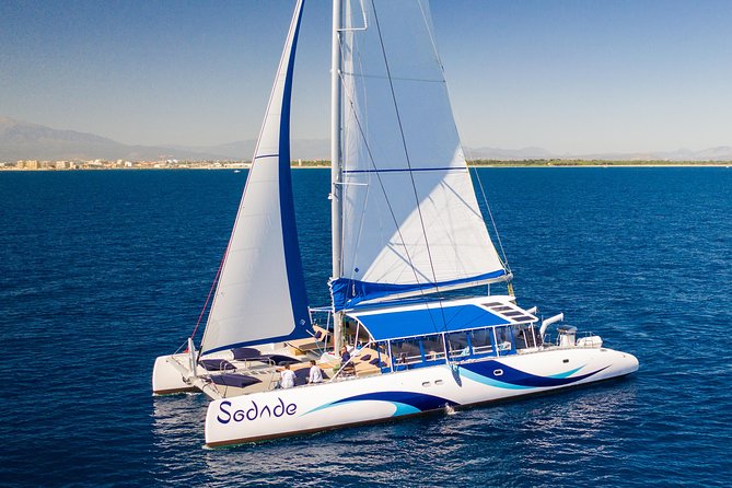 Lounge Catamaran SODADE Half-Day - Sailing toward Monte Leão
