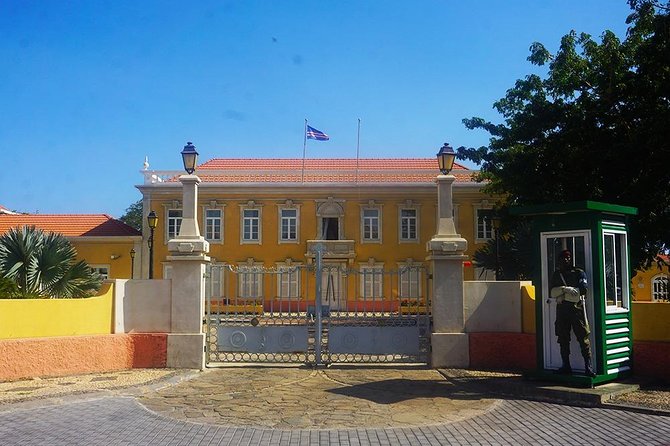 Praia: Guided Historic Walking Tour & Lunch with Locals - What the small group and private option mean