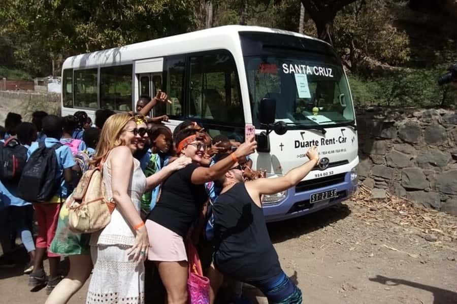 Santiago: Landscapes, Street Art, and Markets Day Trip - The guides make the difference